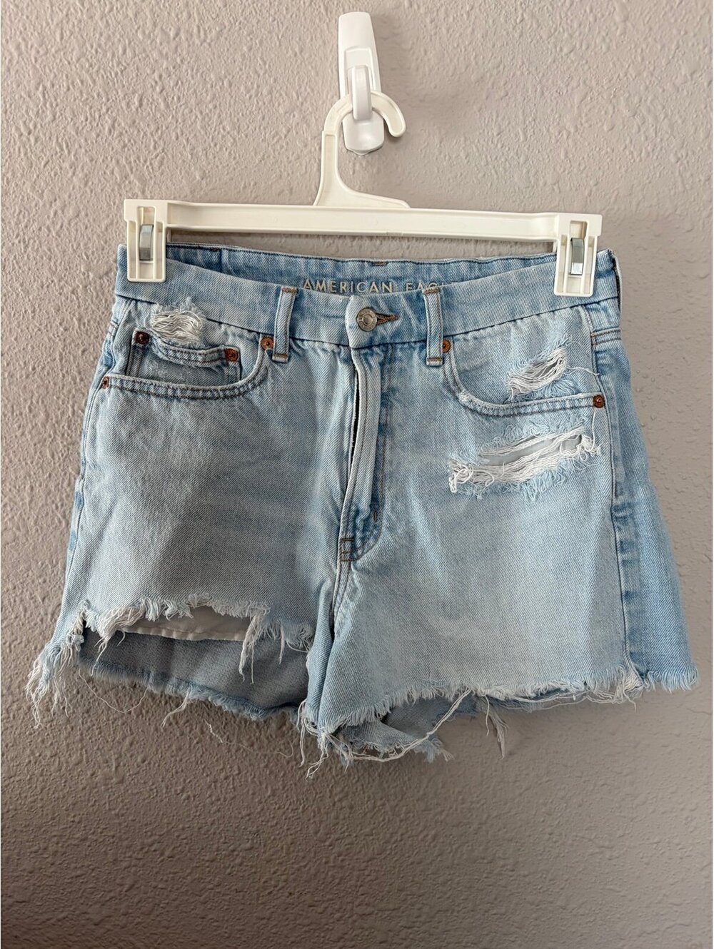 American Eagle Strigid Curvy '90s Boyfriend Short size 6 light wash. 2.5in insea